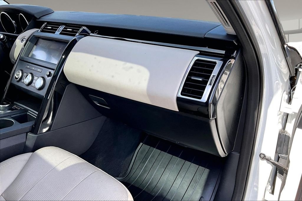 Used 2018 White Land Rover SE image 16