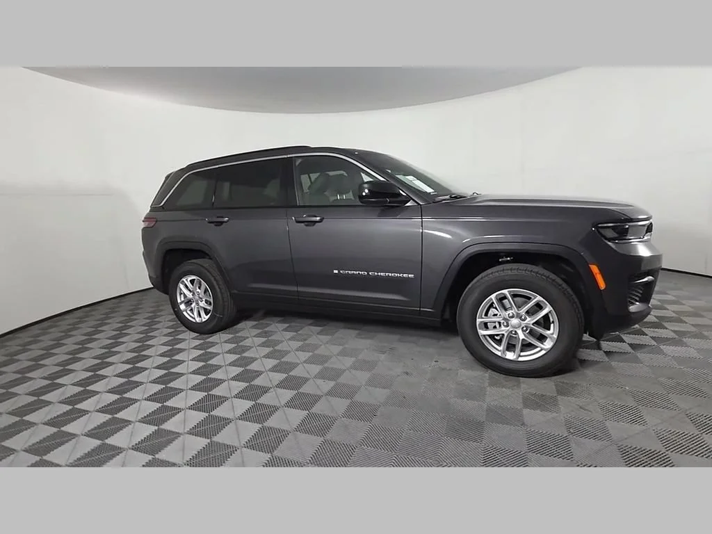 New 2026 Baltic Gray Metallic Clear-Coat Exterior Paint Jeep Laredo image 26