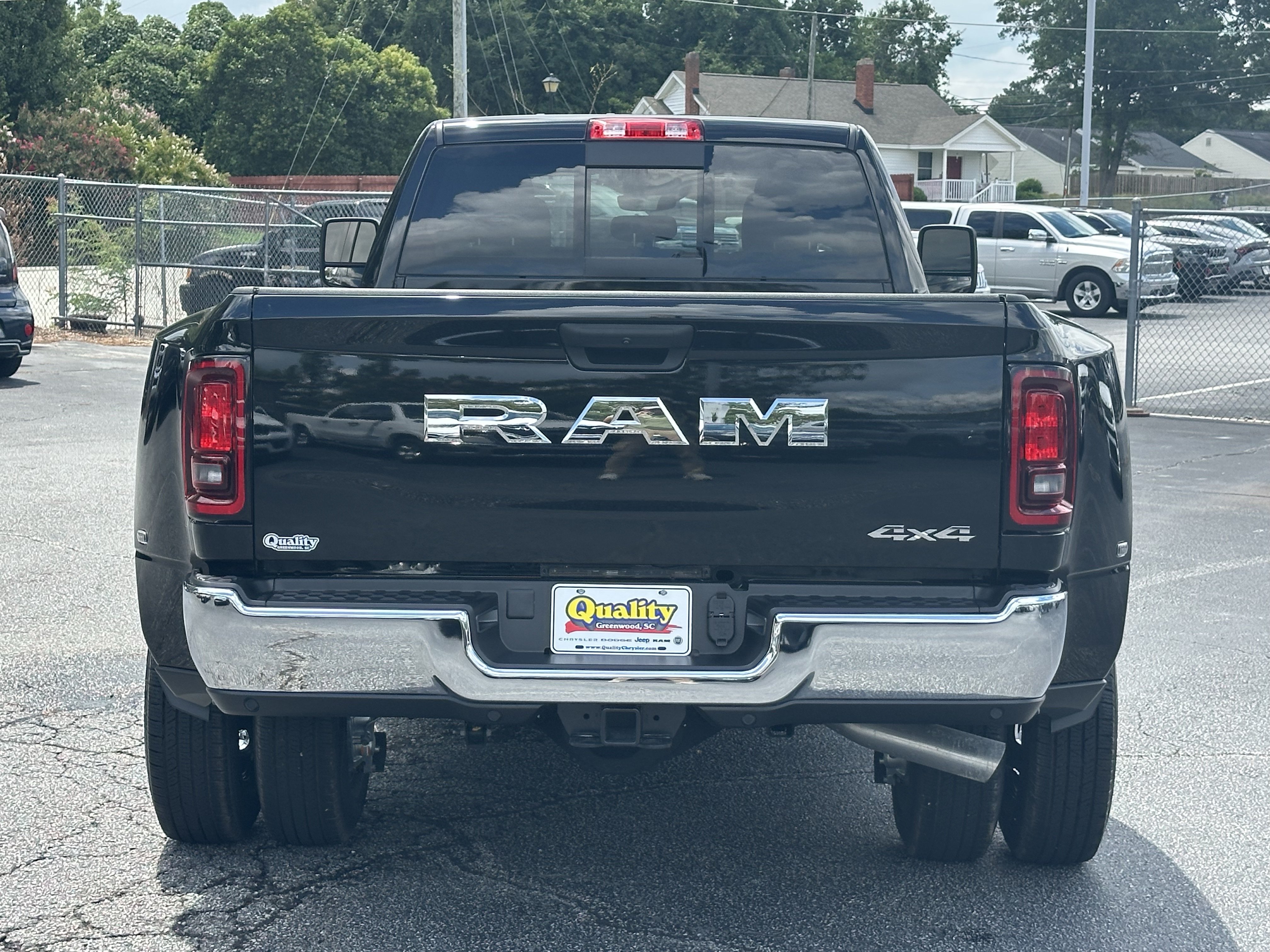 New 2026 Diamond Black Crystal Pearl-Coat Exterior Paint RAM Tradesman image 7