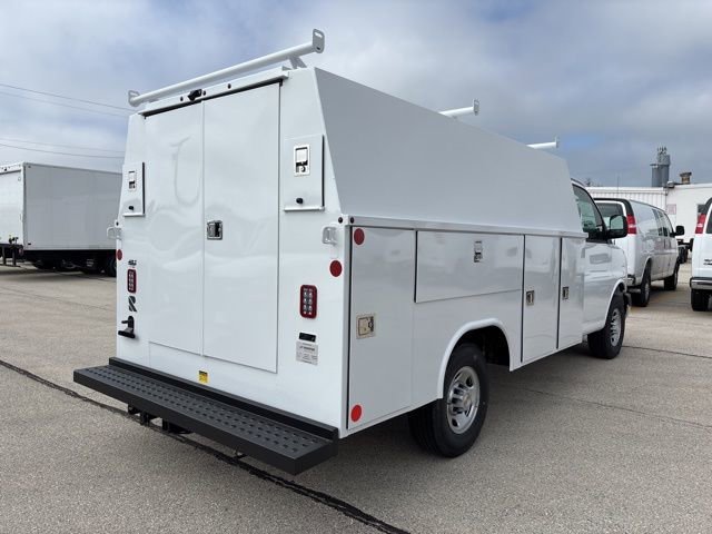 New 2025 Summit White Chevrolet 1WT image 4
