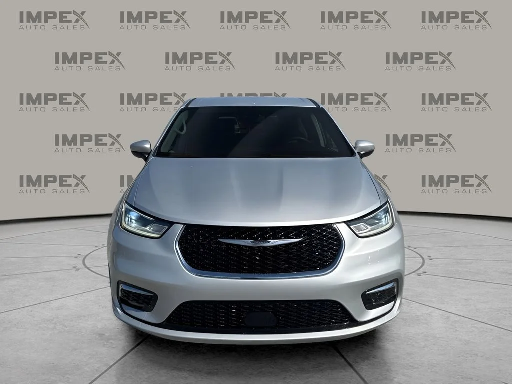 Used 2023 Silver Chrysler Touring L image 8