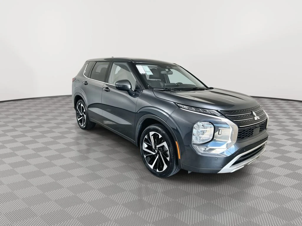 Used 2024 Gray Mitsubishi SE image 2