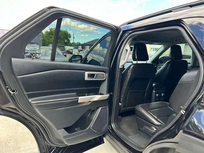 Used 2023 Black Metallic Ford XLT Sport Utility 4D image 34