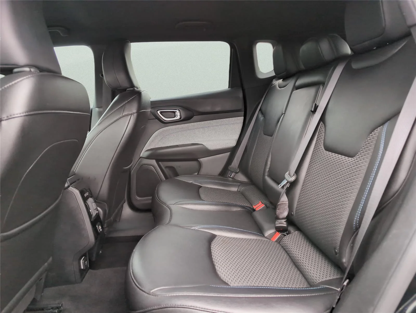 Used 2024 Diamond Black Crystal Pearlcoat Jeep Latitude image 28