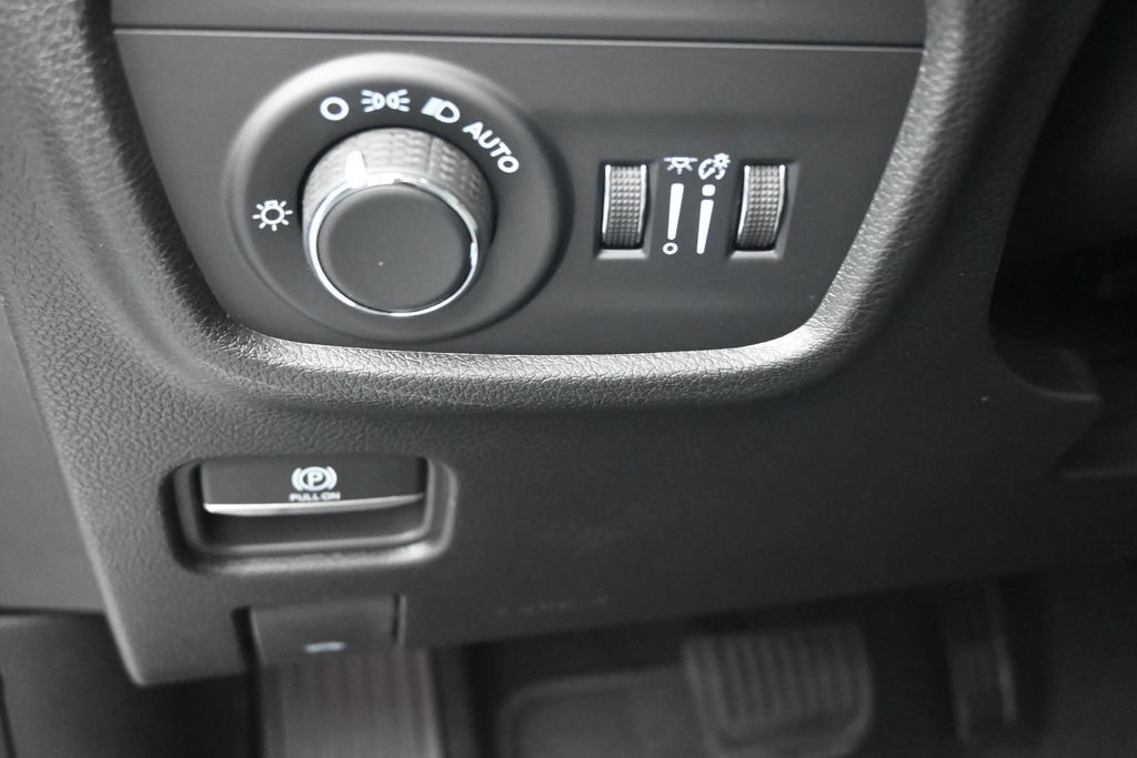 New 2026 Bright White Clear-Coat Exterior Paint Jeep Altitude image 21
