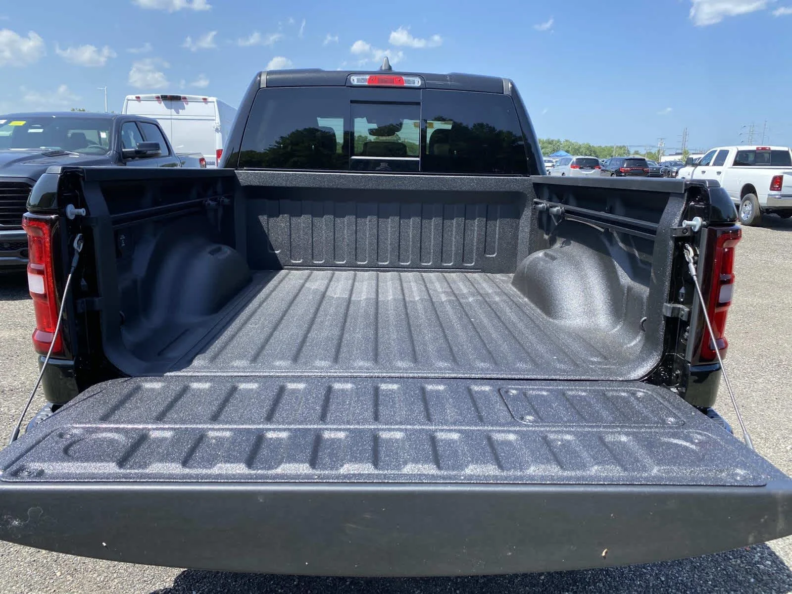 New 2026 Diamond Black Crystal Pearl-Coat Exterior Paint Ram Laramie image 5