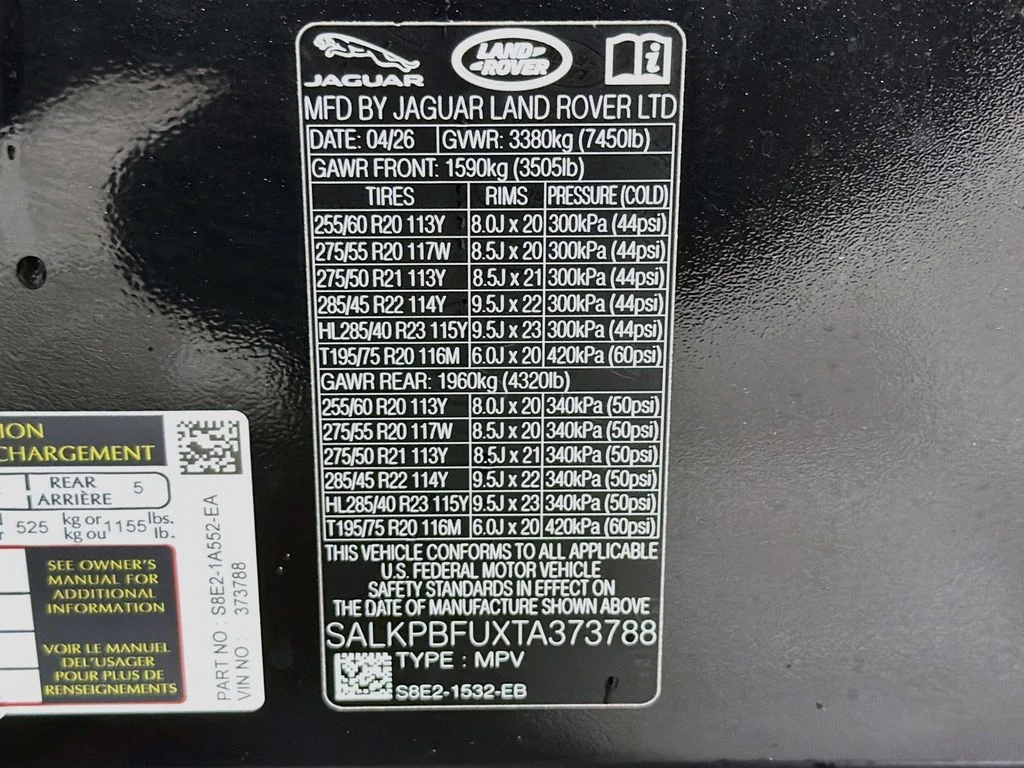 New 2026 Santorini Black Metallic Land Rover SE image 33