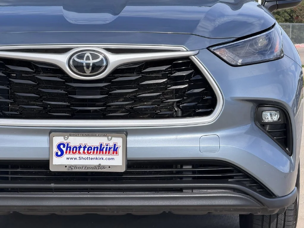 Used 2022  Toyota XLE image 8