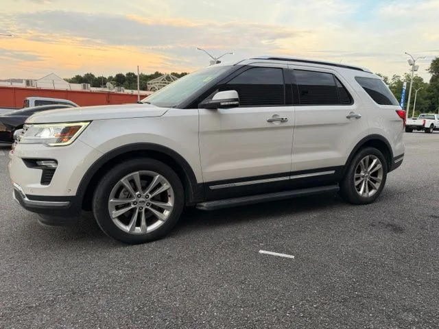 Used 2018 White Ford Limited image 1