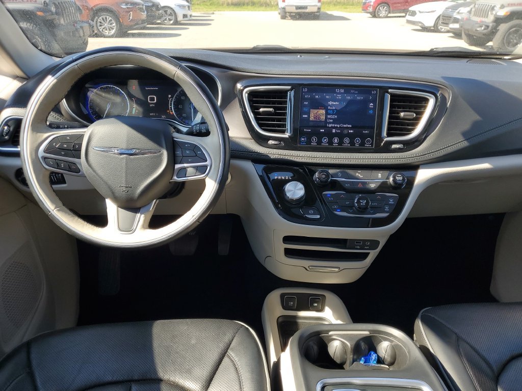 Used 2018 Billet Silver Metallic Chrysler Limited image 17