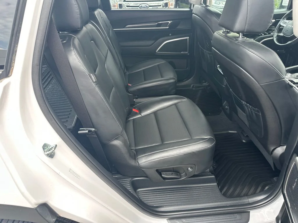 Used 2023 White Kia S image 15