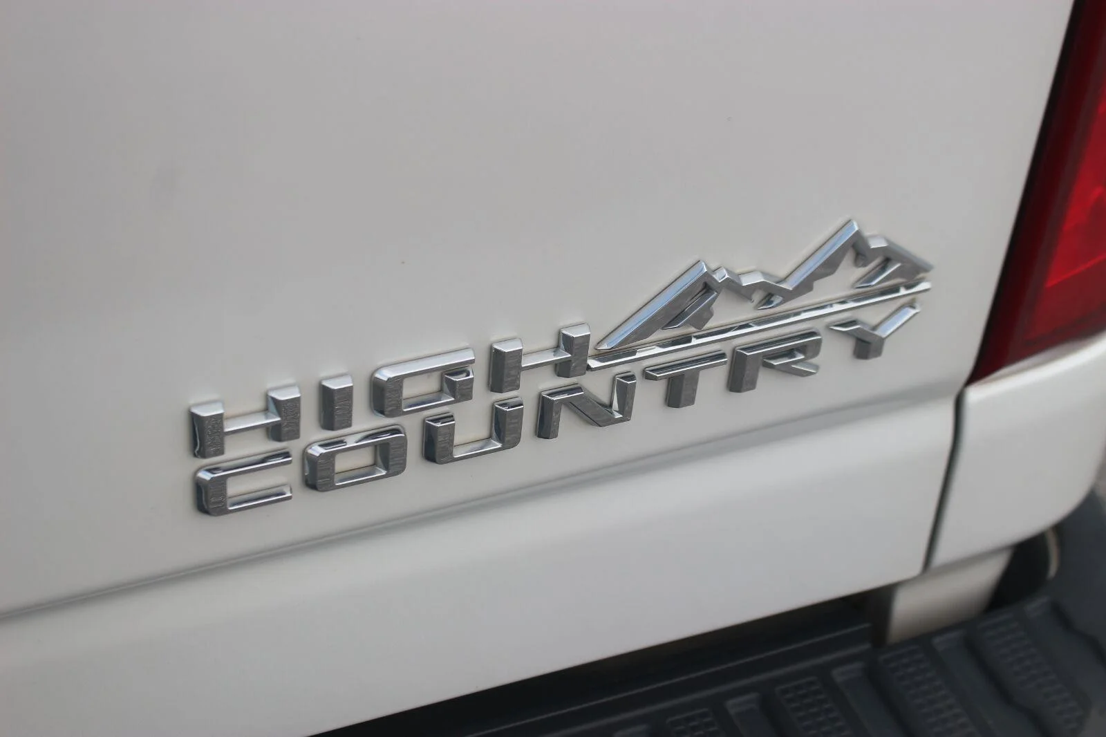 Used 2023 IRIDESCENT PEARL TRICOAT Chevrolet High Country image 12