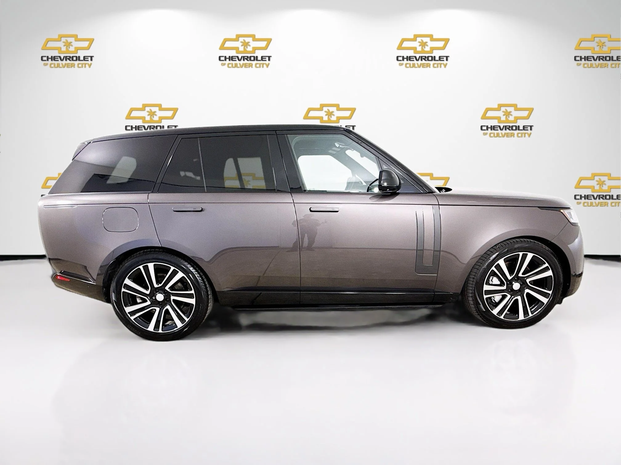 Used 2023 Gray Land Rover SE image 9