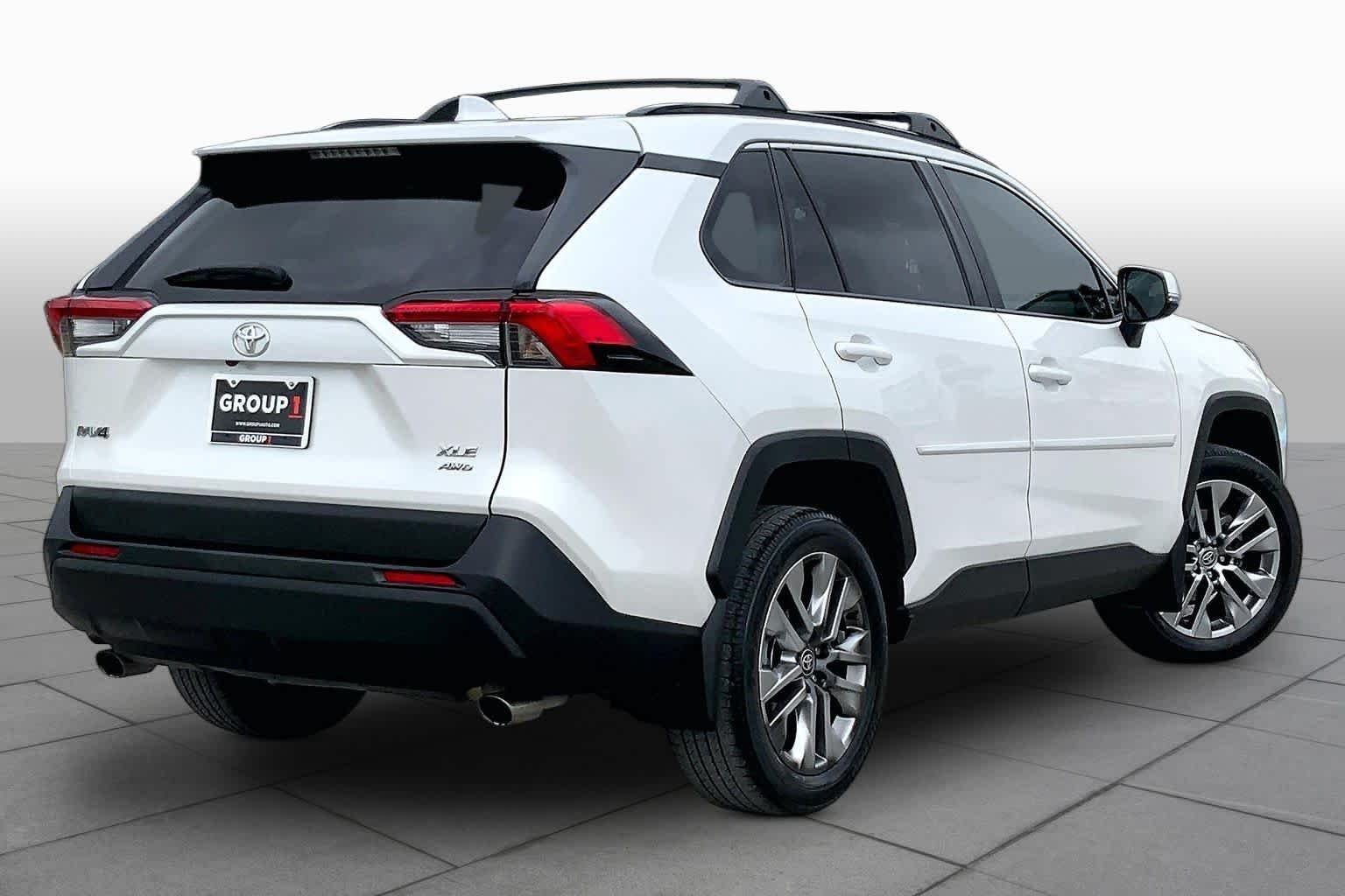 Used 2023 Wind Chill Pearl Toyota XLE Premium image 13