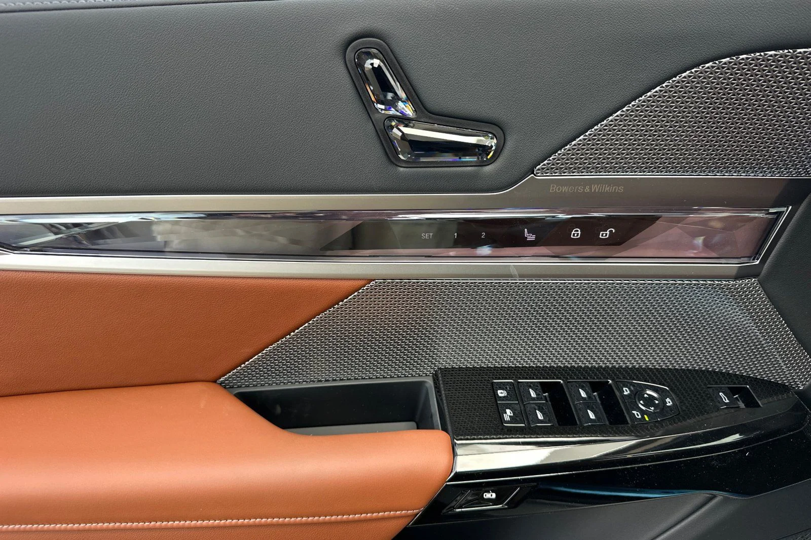 New 2026 Oxide Grey Metallic BMW 760i xDrive image 8