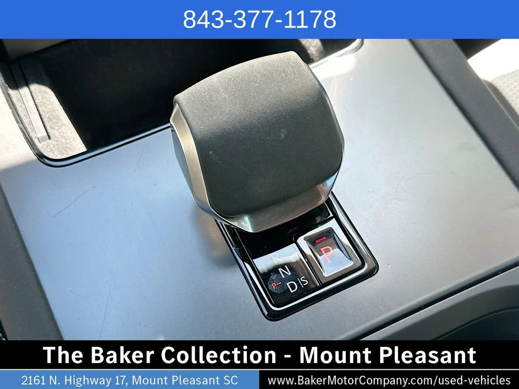 Used 2024 White Land Rover SE image 17