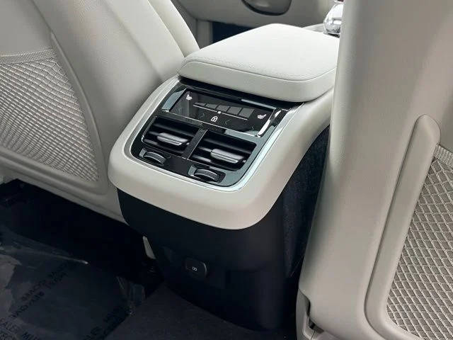 2026 Volvo XC60 Ultra - Photo 33