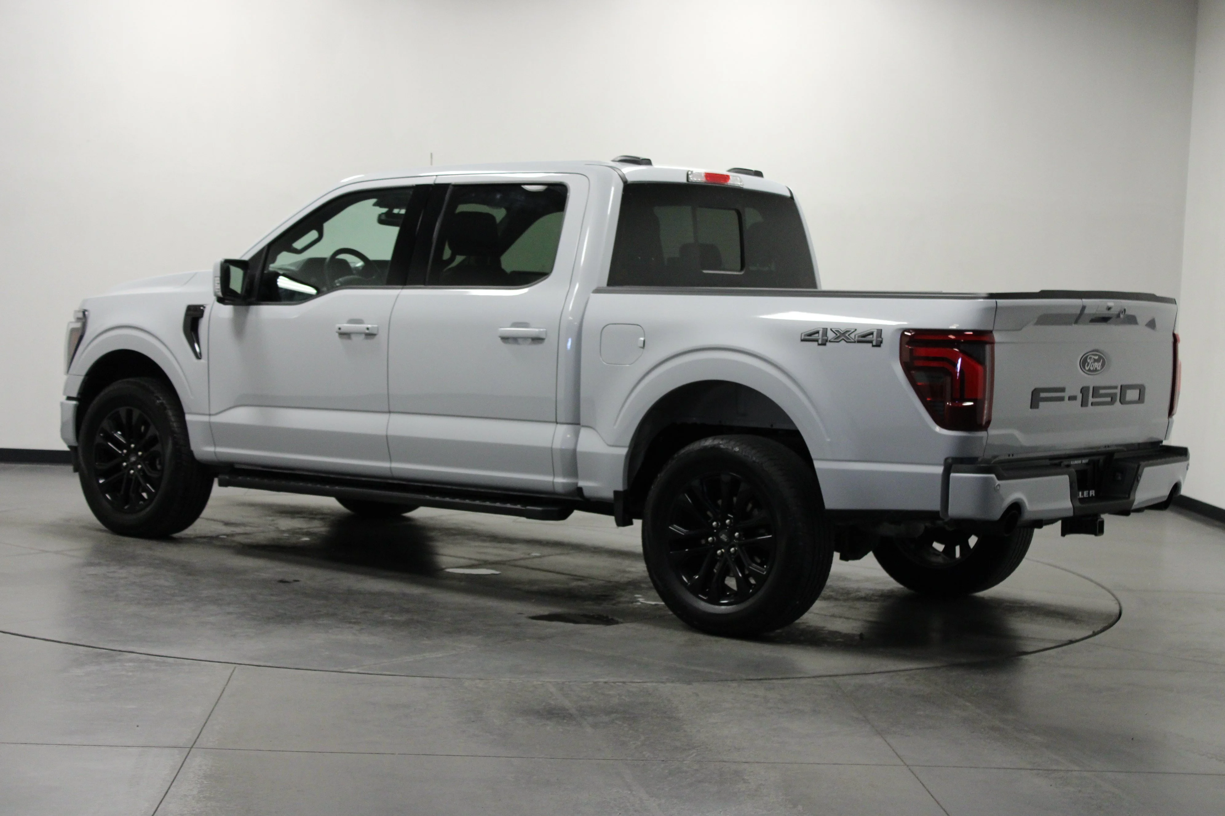 Used 2025 Space White Metallic Ford LARIAT image 6