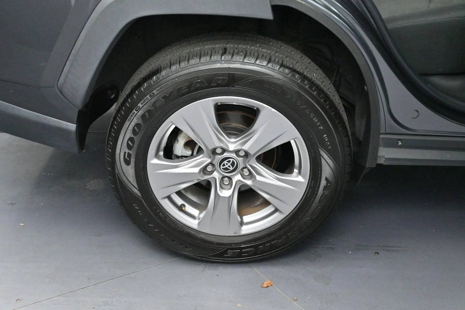 Used 2022 Magnetic Gray Metallic Toyota XLE image 33