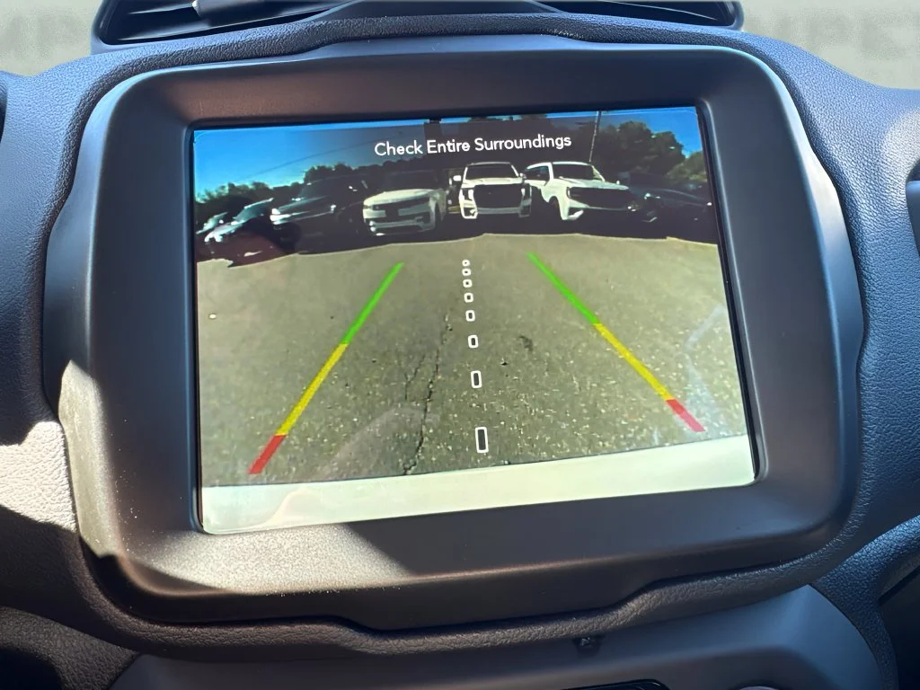 Used 2022 White Jeep Latitude image 19