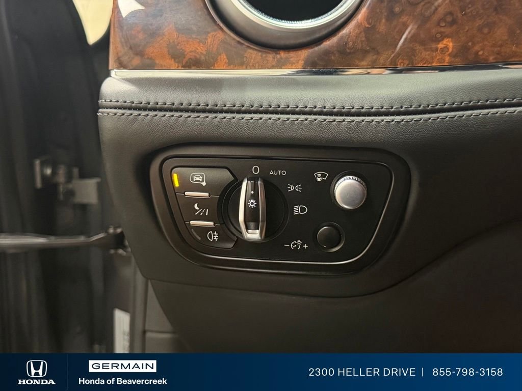Used 2018 Porcelain Metallic Bentley W12 image 30