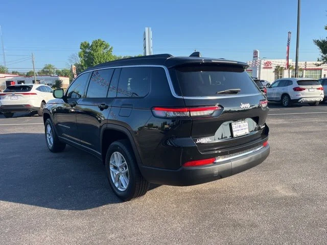 New 2026 Diamond Black Crystal Pearl-Coat Exterior Paint Jeep Laredo image 3