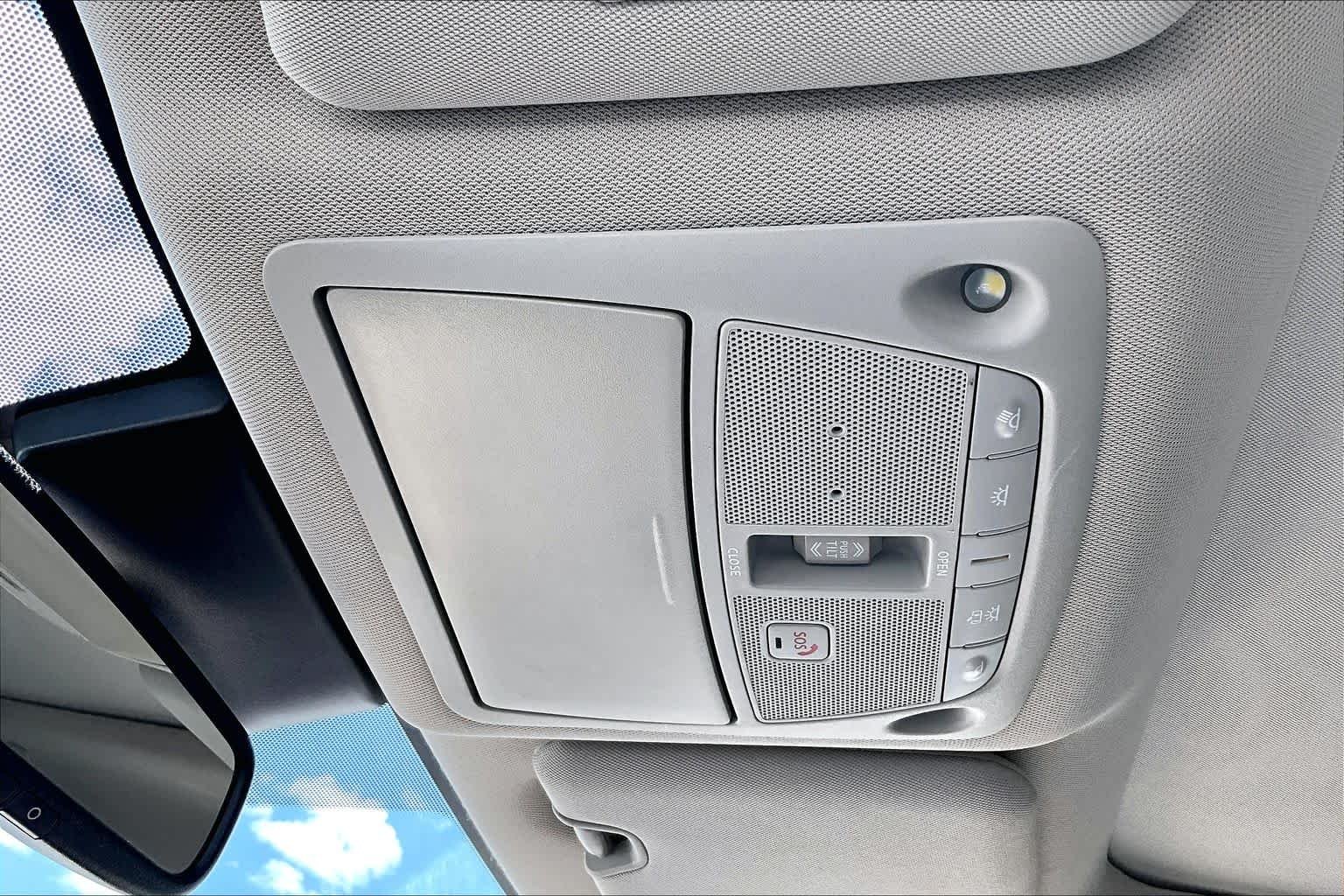 Used 2020 Pearl White Tricoat Nissan SL image 32