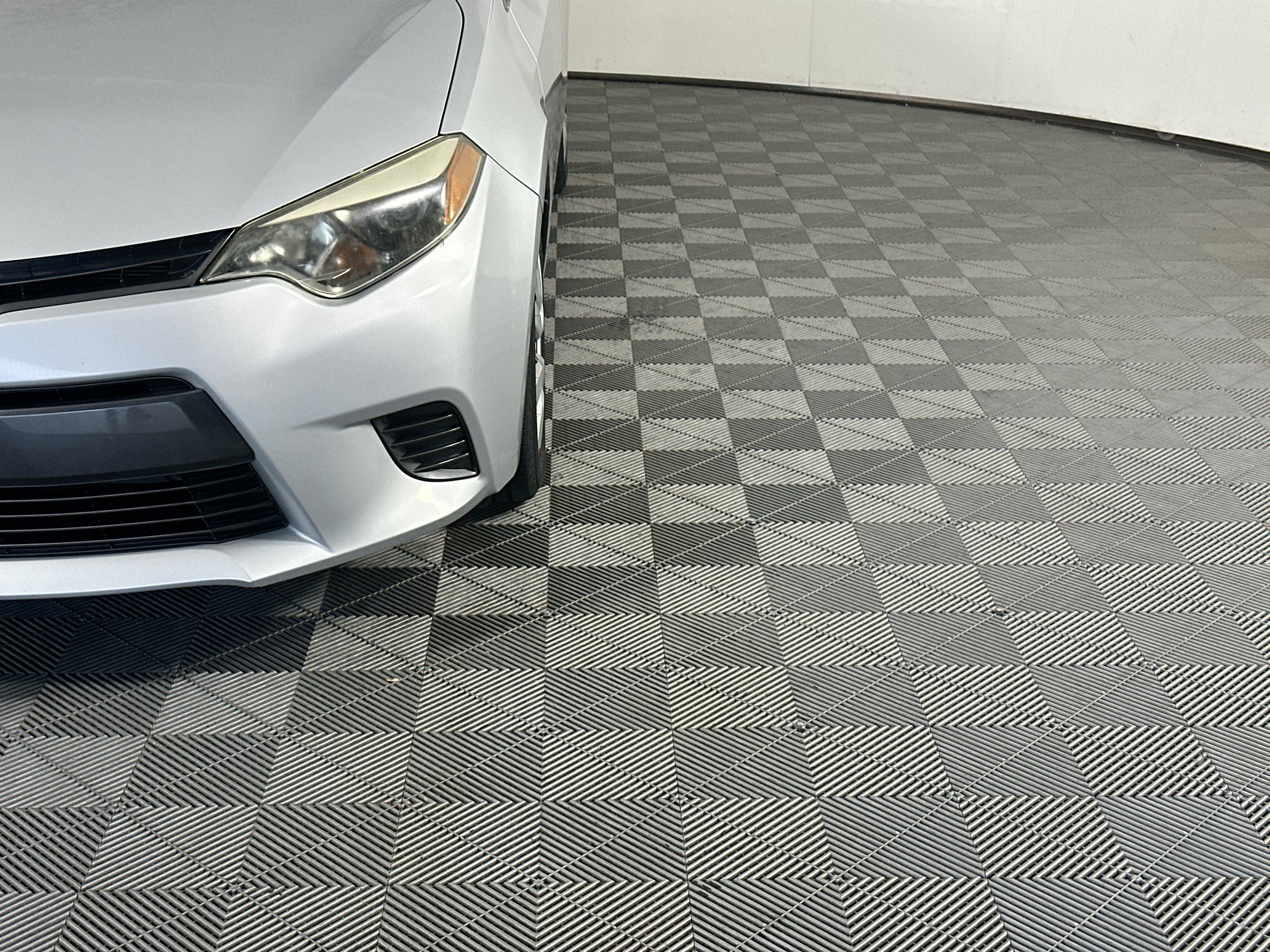 Used 2015 Classic Silver Metallic Toyota LE image 9