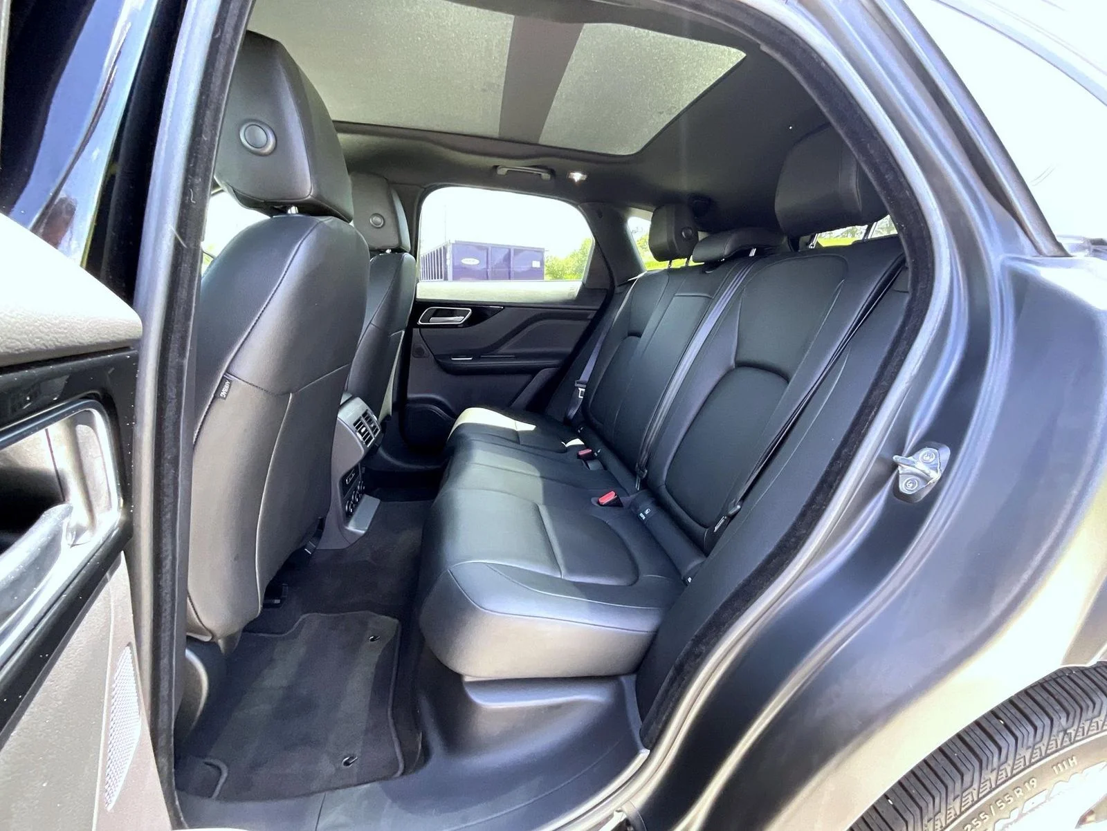 Used 2018 Black Jaguar 20d Premium image 20
