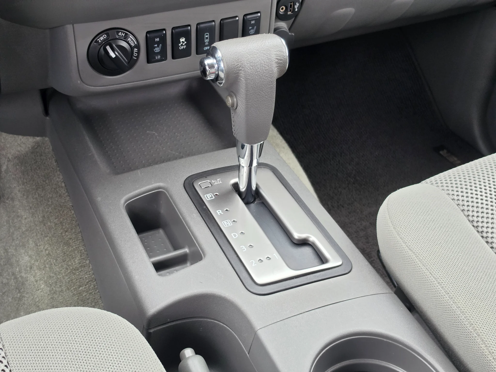 Used 2017 Glacier White Nissan SV V6 image 18