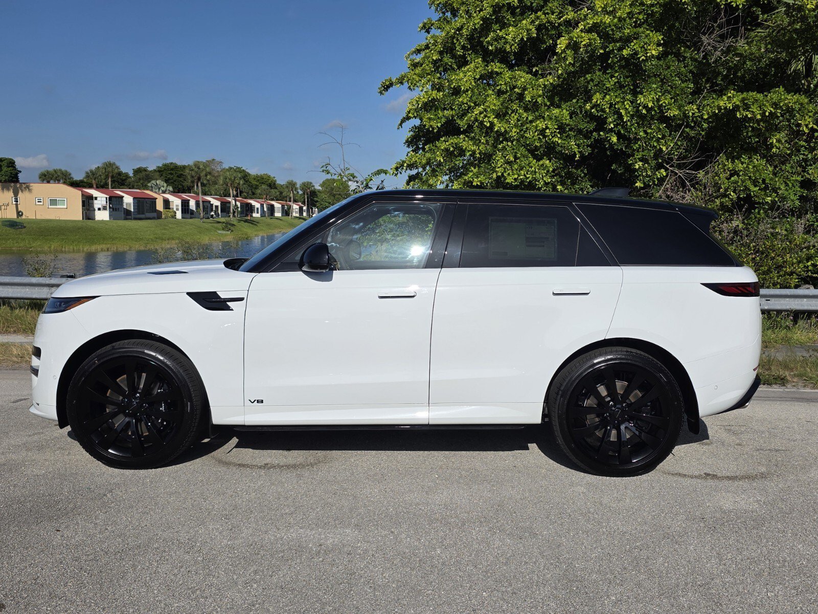 New 2026 Fuji White LAND ROVER Autobiography image 7