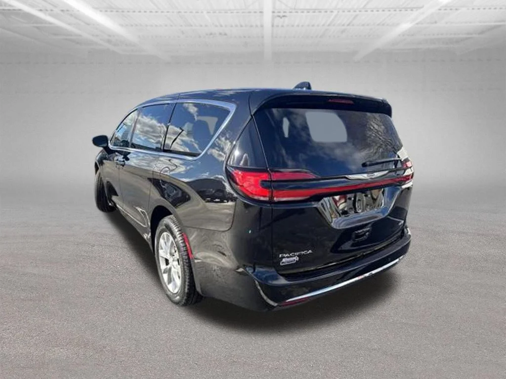 New 2026 Diamond Black Crystal Pearl-Coat Exterior Paint Chrysler Select image 7