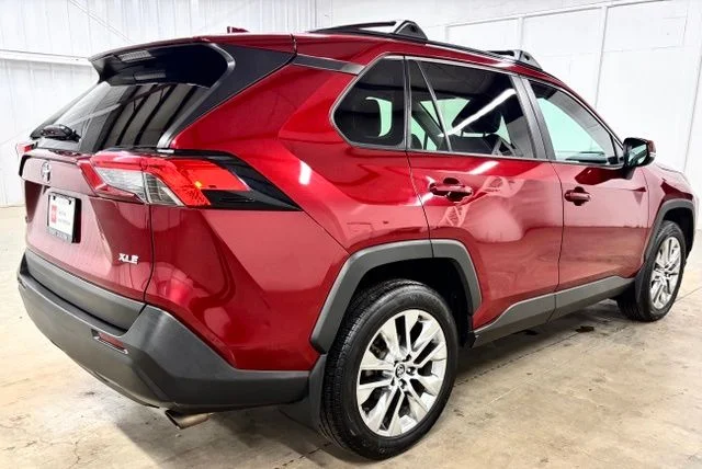 Used 2021 Red Toyota XLE Premium image 6