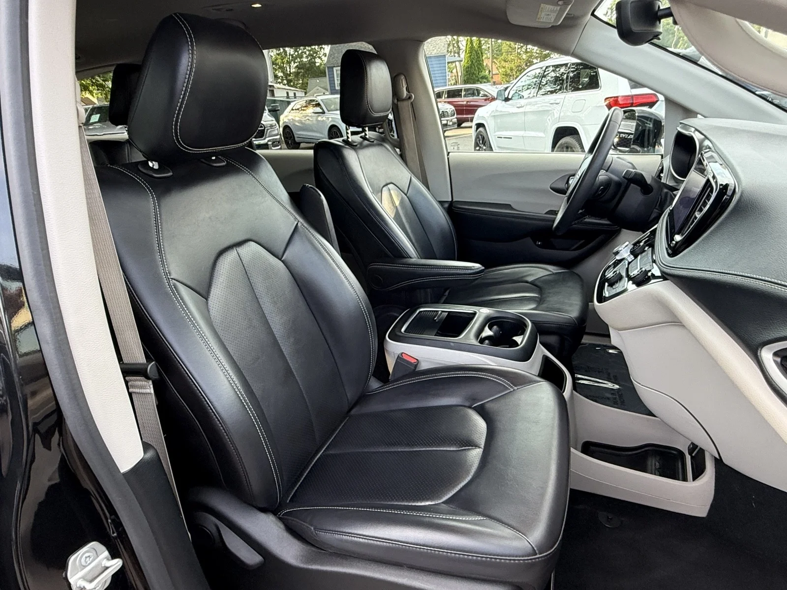 Used 2024 Brilliant Black Crystal Pearlcoat Chrysler Hybrid Select image 37