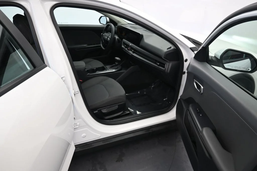 2025 Kia K4 LXS - Photo 11