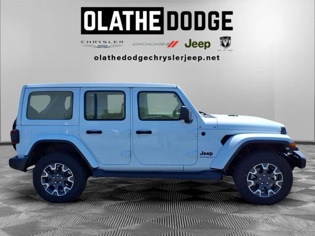 New 2026 Bright White Clear-Coat Exterior Paint Jeep Sahara image 29