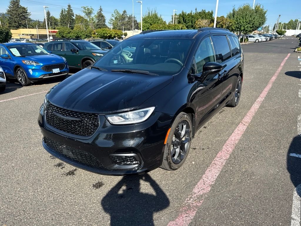 Used 2025 Black Chrysler Limited image 3