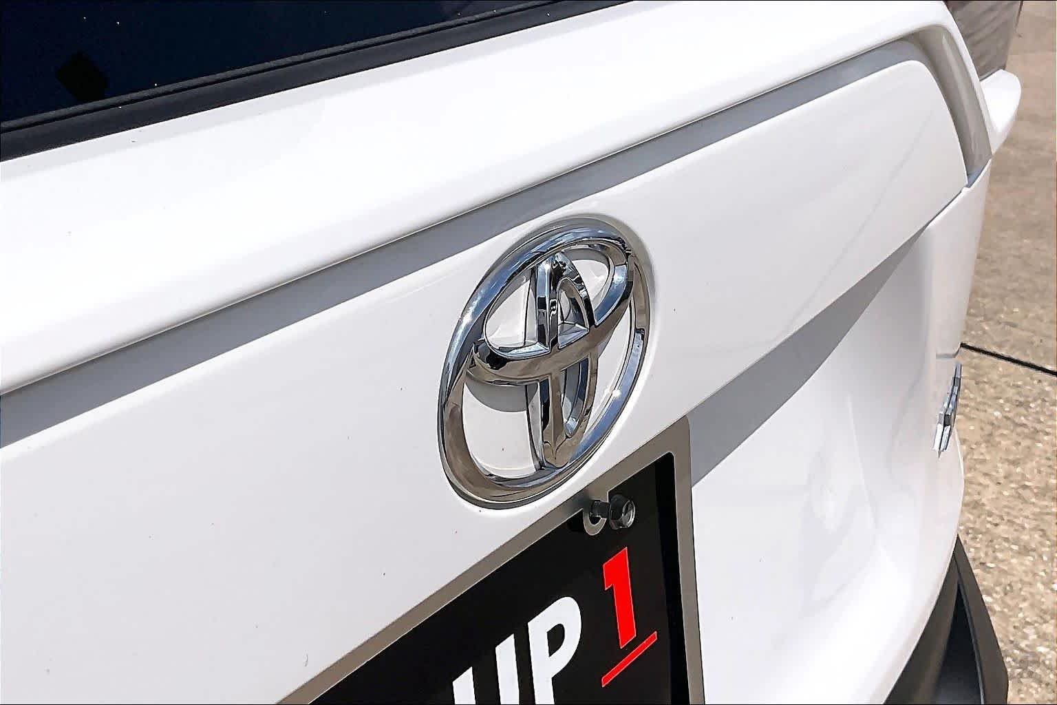 Used 2025 Ice Cap Toyota XLE image 31