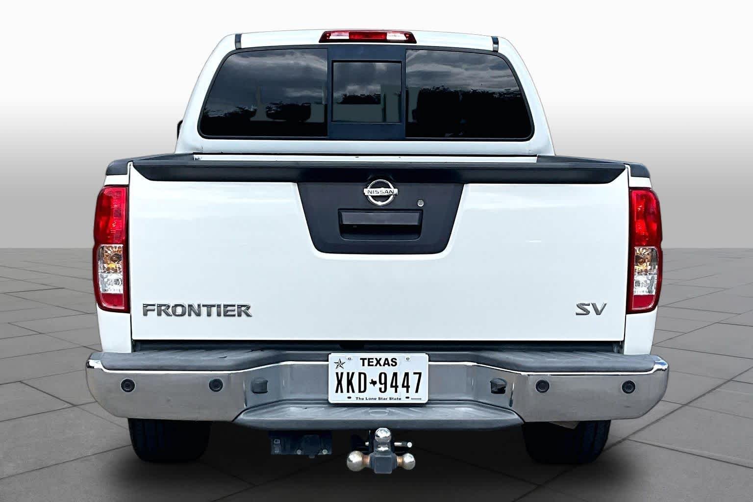 Used 2016 Glacier White Nissan SV image 5
