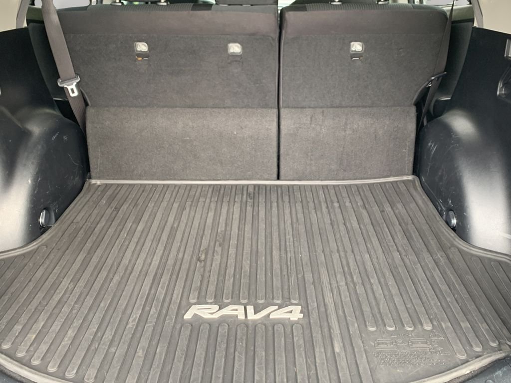 2017 Toyota RAV4 LE - Photo 10