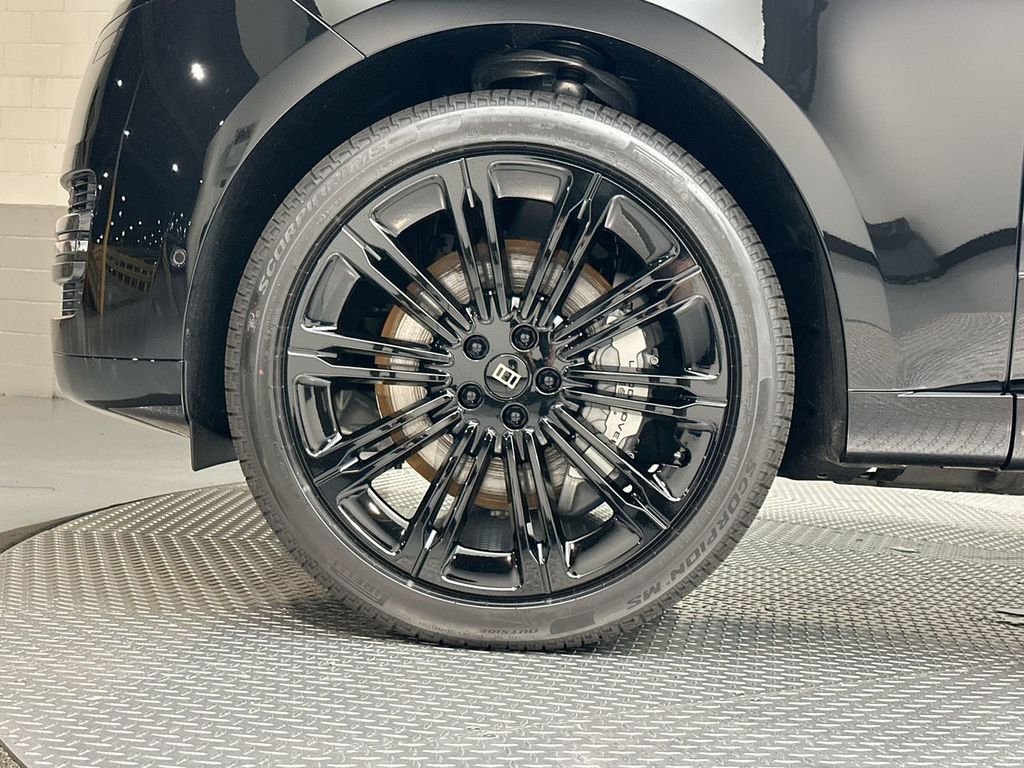 New 2027 Santorini Black Land Rover SE image 5