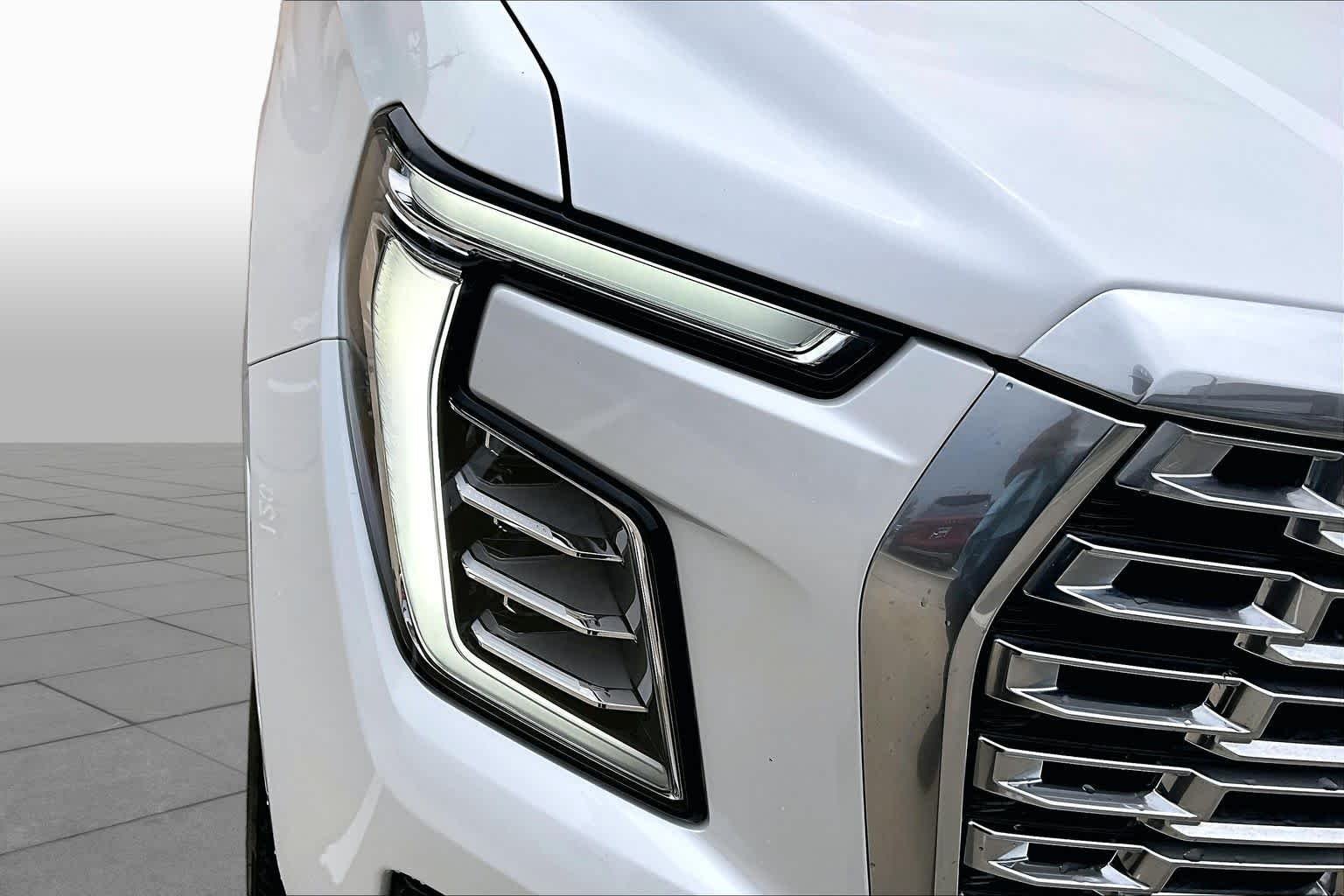 Used 2025 White Frost Tricoat GMC Denali image 28
