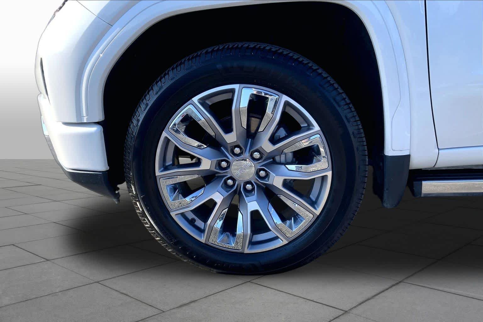 Used 2024 White Frost Tricoat GMC Denali image 11