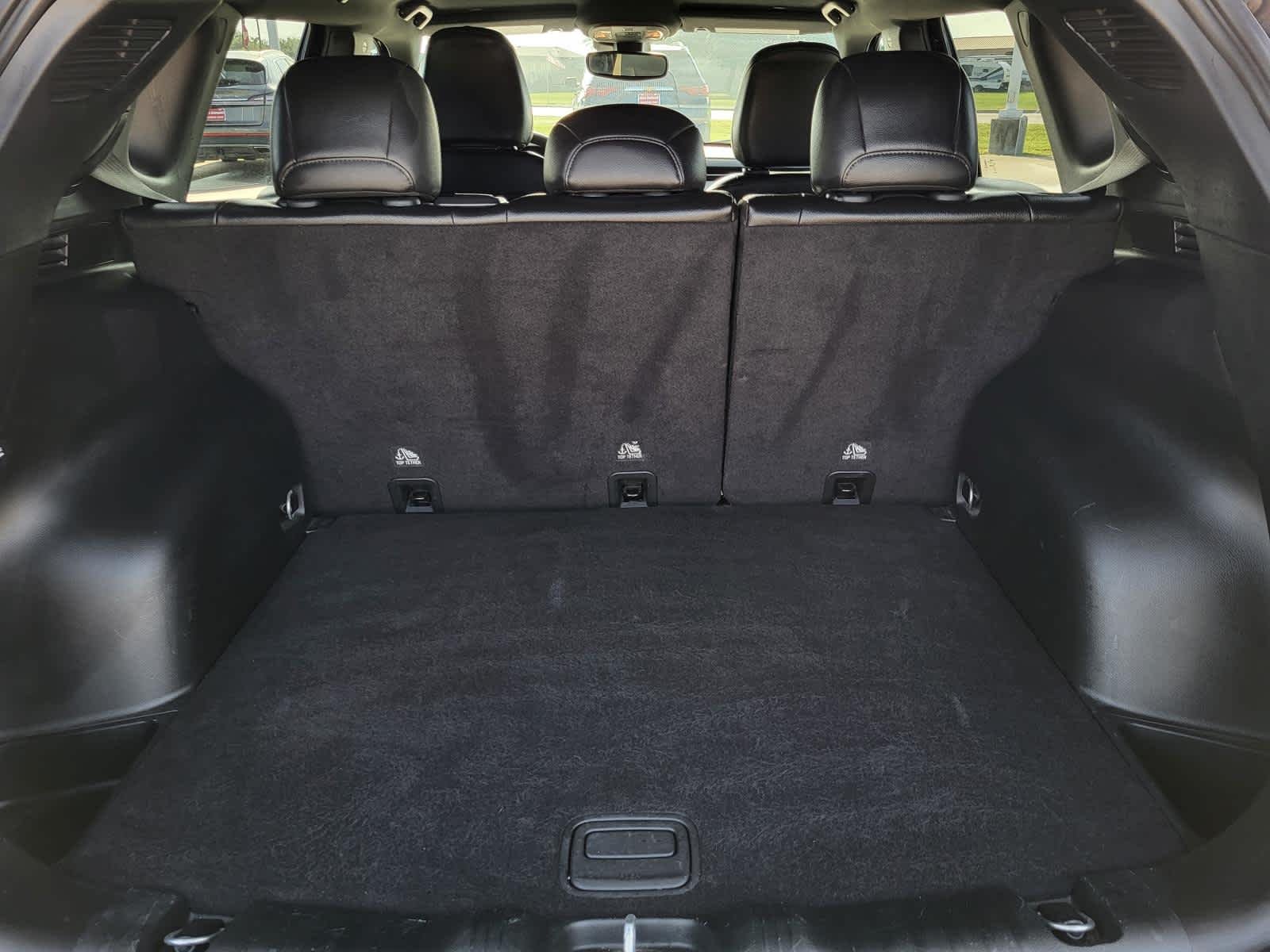 Used 2024 Diamond Black Crystal Pearlcoat Jeep Latitude image 12