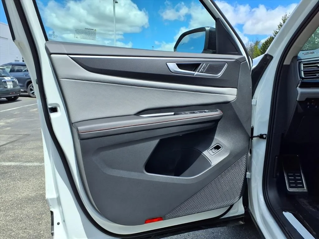 New 2026 opal white pearl Volkswagen Peak Edition image 8
