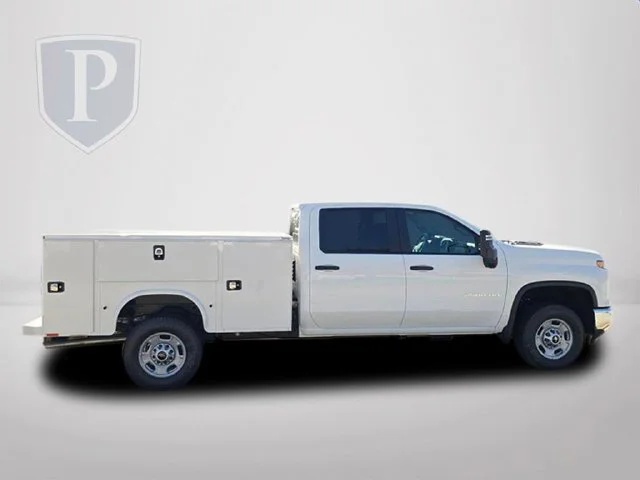New 2026 Summit White Chevrolet WT image 4