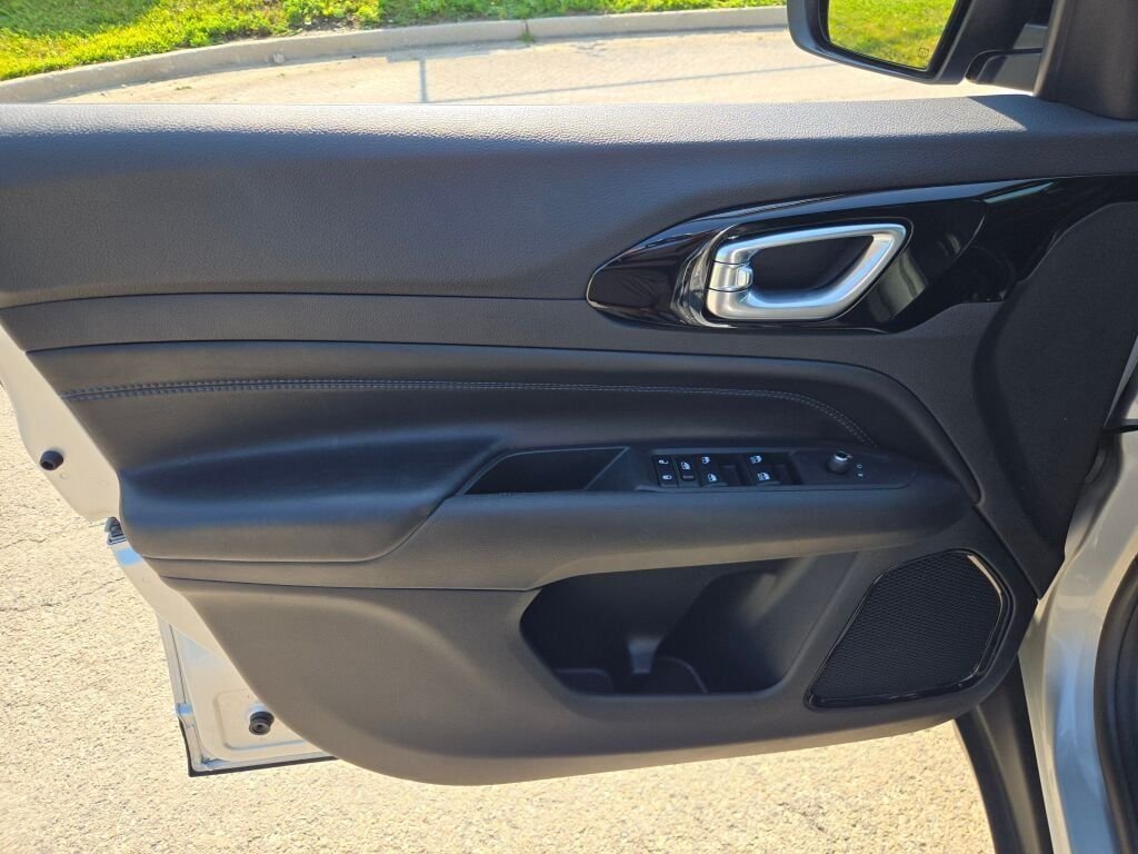 New 2026 Silver Zynith Metallic Clearcoat Jeep Latitude image 16