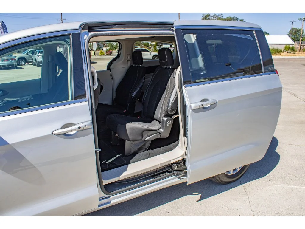 Used 2023 Silver Mist Clearcoat Chrysler LX image 17