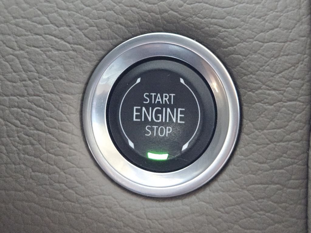 Used 2024 White GMC Denali image 22