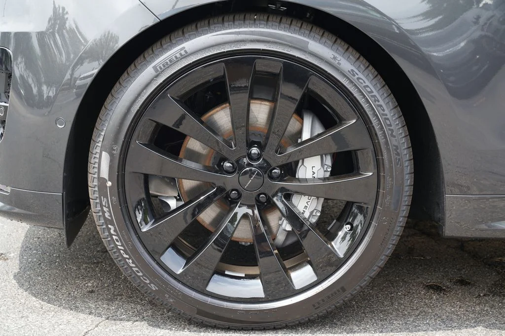 New 2026 Carpathian Grey Land Rover Dynamic SE image 8